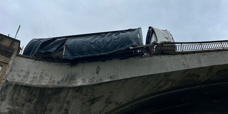 Il camion pericolosamente in bilico sull'Arno al ponte alla Vittoria