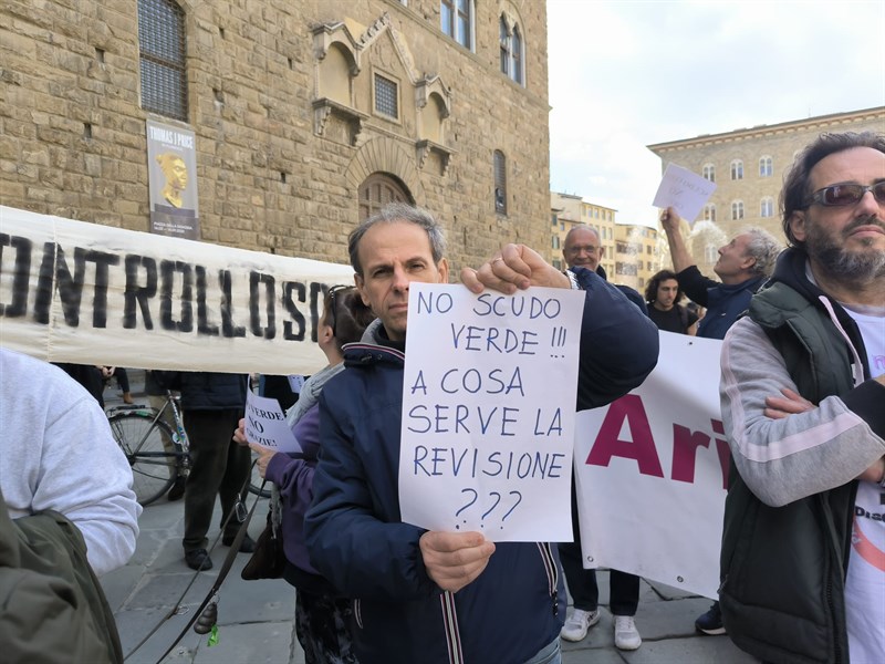 La protesta sotto Palazzo Vecchio