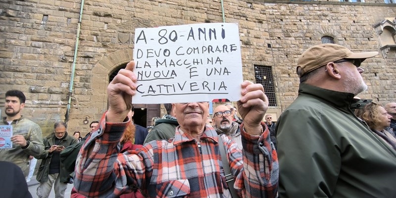 La protesta sotto Palazzo Vecchio