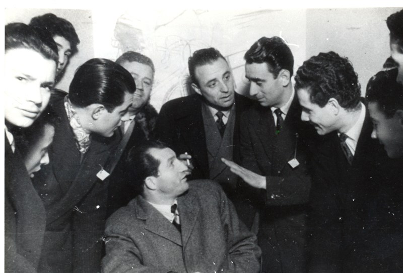 Anno 1946 - Gino Bartali seduto parla con Amilcare Giovannini in alto dopo la presentazione della società a lui dedicata. 