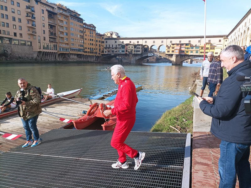 Il governatore Giani prima della sua uscita di canottaggio