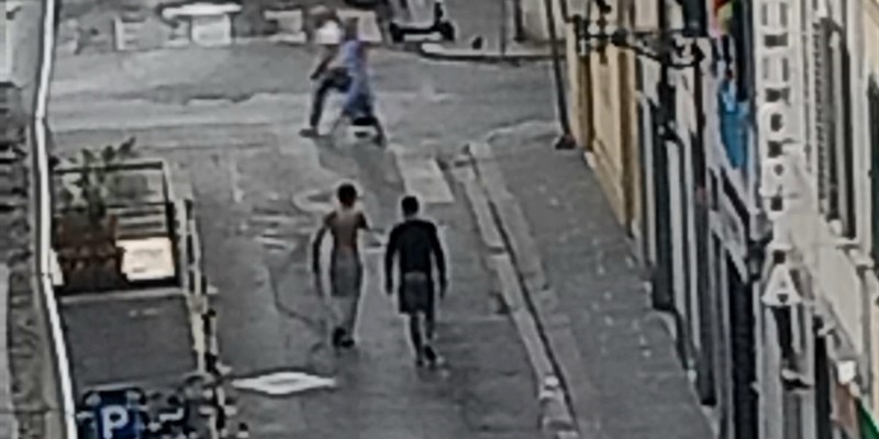 I due uomini in strada con i bastoni
