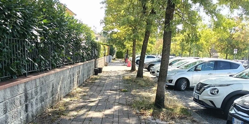 Borgo San Lorenzo, marciapiede in stato di incuria? La segnalazione di una residente