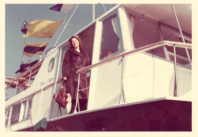 Maria Cristina Ogier sul battello realizzato per le missioni francescane in Amazzonia 
