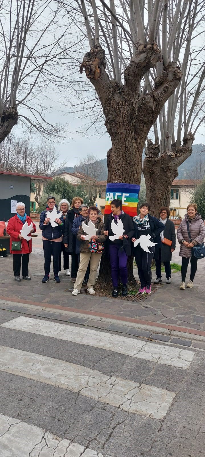 Iniziativa delle bandiere fatte ad uncinetto a Mulino del Piano