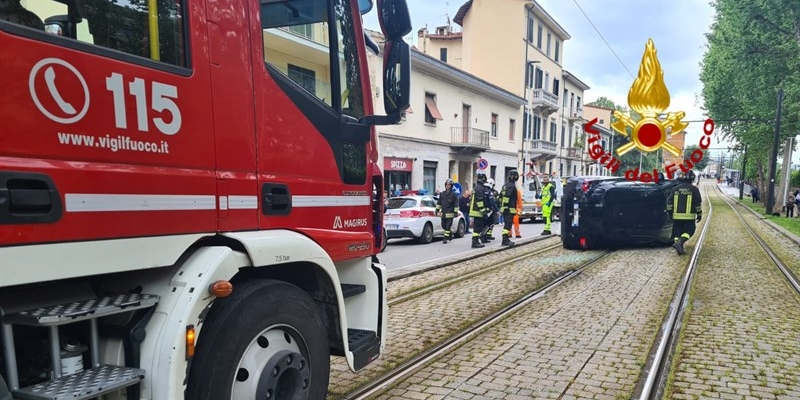 L'auto ribaltata sulla sede tramviaria