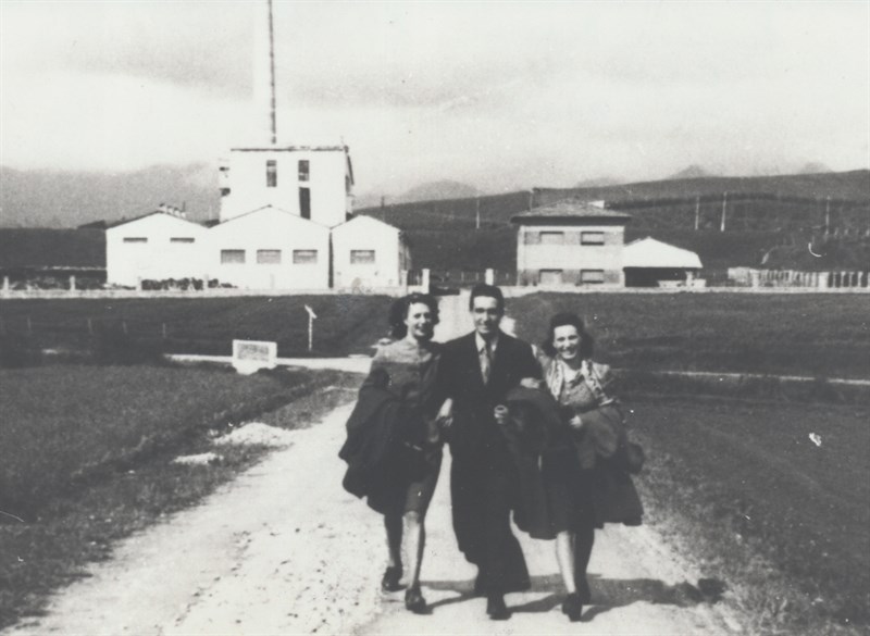 Gina Biagiotti a destra con l’allora fidanzato Giuseppe Nencini e la cognata Ida Nencini Valecchi dopo una passeggiata verso il Tannino.

