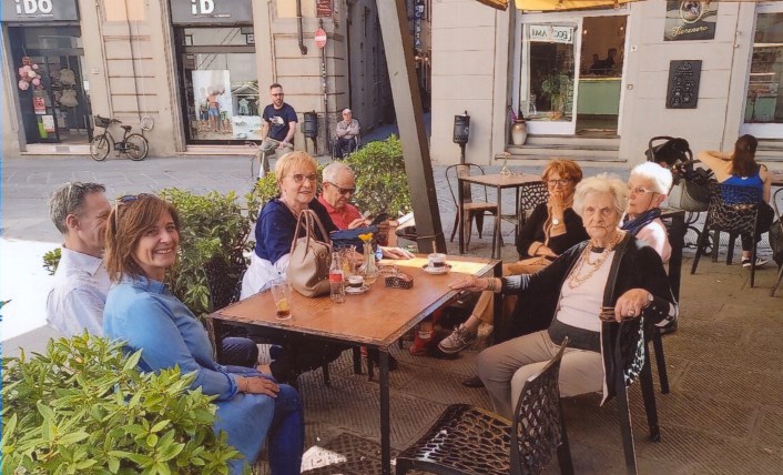 Gina Biagiotti in piazza dell’orologio con i suoi cari ed i suoi nipoti lasciati a Borgo
