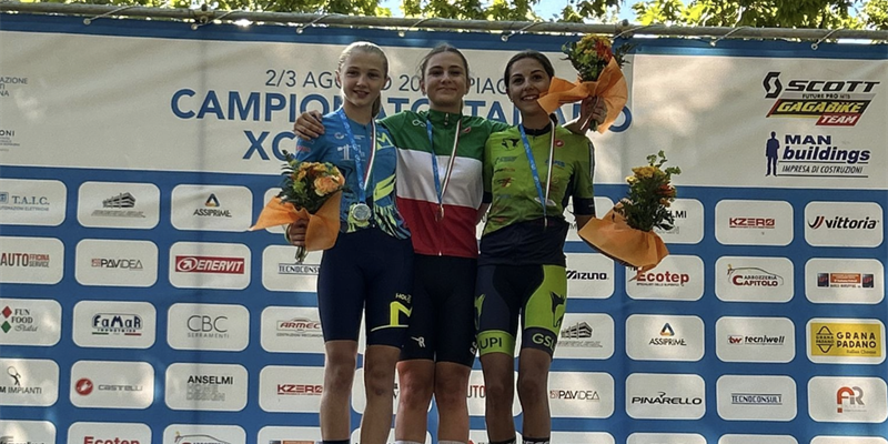 Ilary sul podio con la maglia tricolore