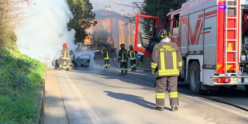 Caldine, a fuoco un auto sulla Faentina. Viabilità interrotta