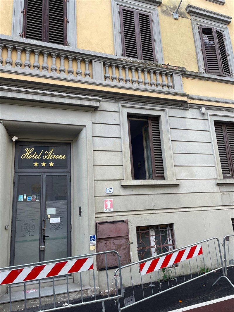 L'ingresso da via Toselli e la finestra forzata per entrare.