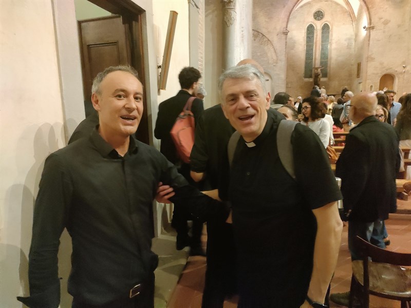 Le congratulazioni di don Stefano Ulivi, a destra pievano di Barberino di Mugello,  ad Andrea Sardi