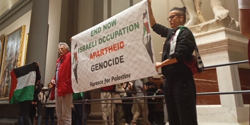 Attivisti ai piedi del David