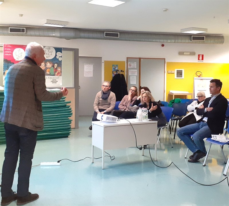 Il direttore della zona distretto Firenze Marco Nerattini illustra la CdS al direttore generale Asl