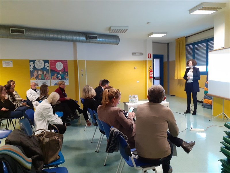 La responsabile della Casa della Salute Giulia Naldini parla ai direttori aziendali in prima fila 