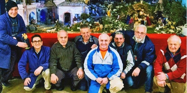 Una immagine di repertorio  del gruppo di amici,conGraziano Melara a sinistra, che realizzano il presepe meccanico.   