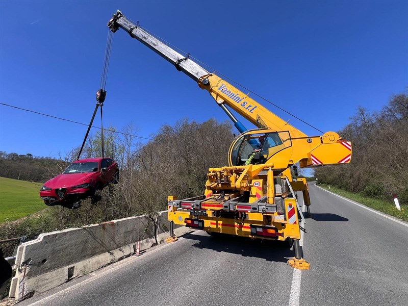 Il recupero dell'auto dal fiume con la gru
