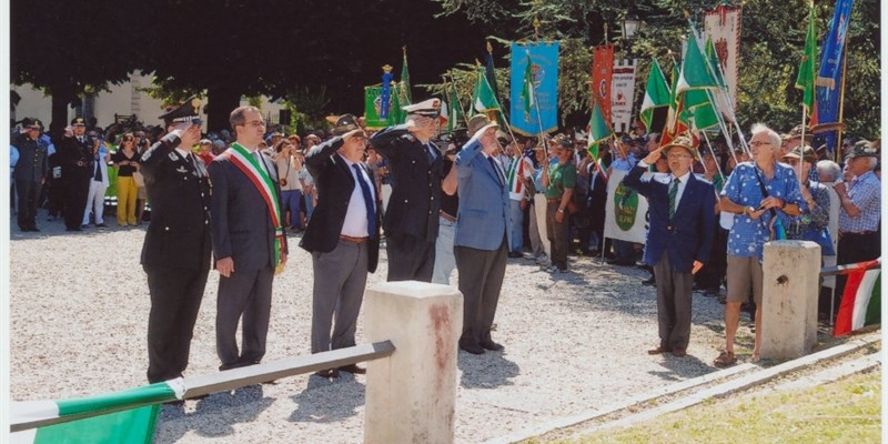 Omaggio al Monumento ai Caduti in piazza Dante 