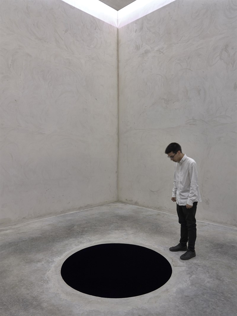 Descent into Limbo, 1992
Concrete, stucco and pigment
600 x 600 x 600 cm
Photograph: Filipe Braga
©Anish Kapoor. All Rights Reserved SIAE, 2023
