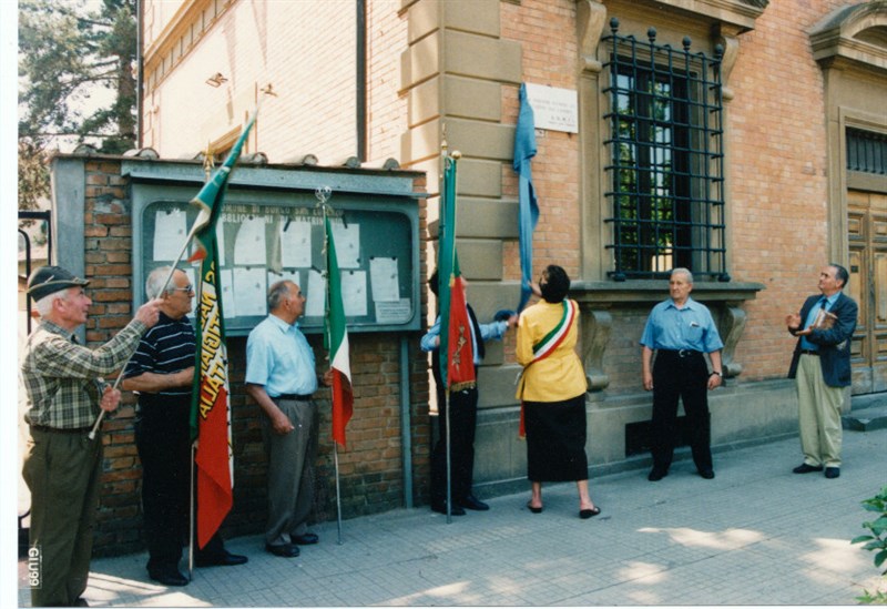 Domenica 13 giugno 1999. Lo scoprimento della lapide dell’ANMIL, da parte dell’assessore Patrizia Gherardi sulla facciata del Palazzo Comunale