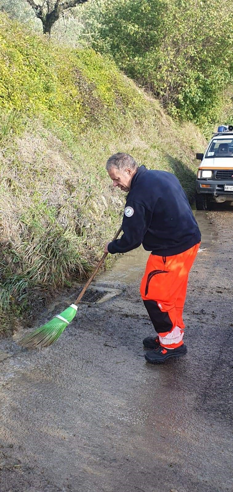 Volontari di Vab Valdisieve e Croce Azzurra Pontassieve in azione in questi giorni a causa del maltempo