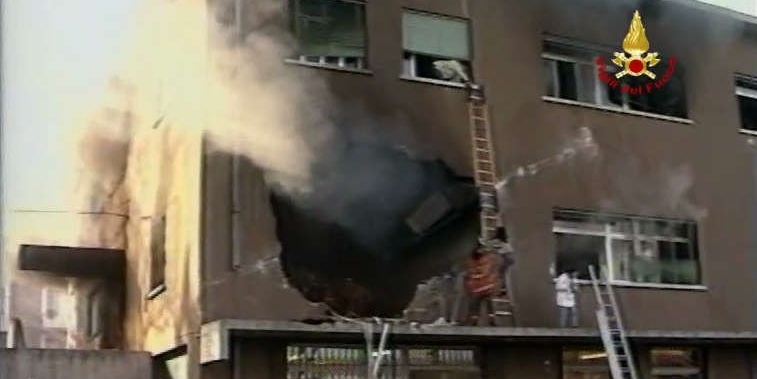 1990, fotogramma da un video dei Vigili del Fuoco impegnati nei soccorsi alle vittime del disastro aereo dell'Istituto Salvemini a Casalecchio di Reno.