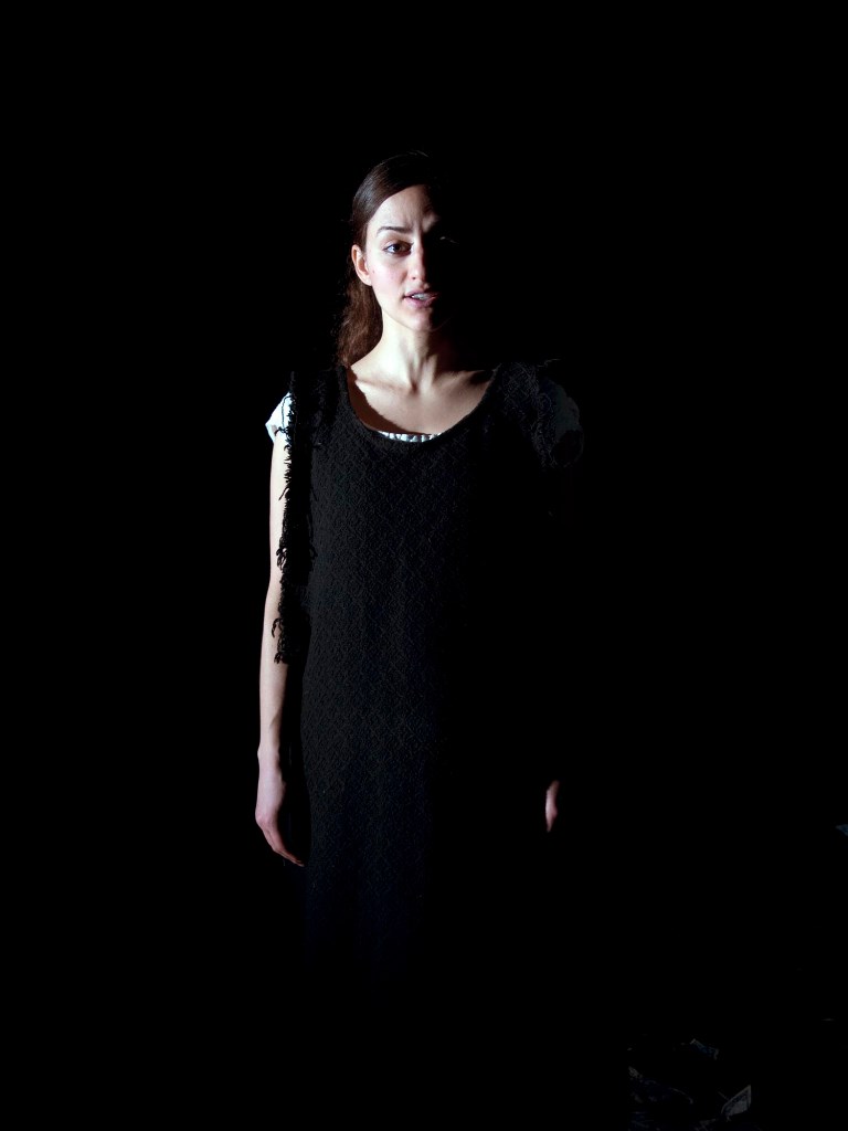 Marta Cuscunà in LA SEMPLICITA’ INGANNATA | Satira per attrici e pupazze sul lusso d’esser donne