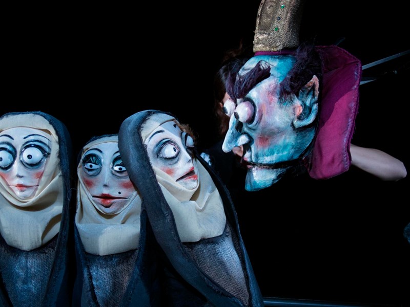 Marta Cuscunà in LA SEMPLICITA’ INGANNATA | Satira per attrici e pupazze sul lusso d’esser donne