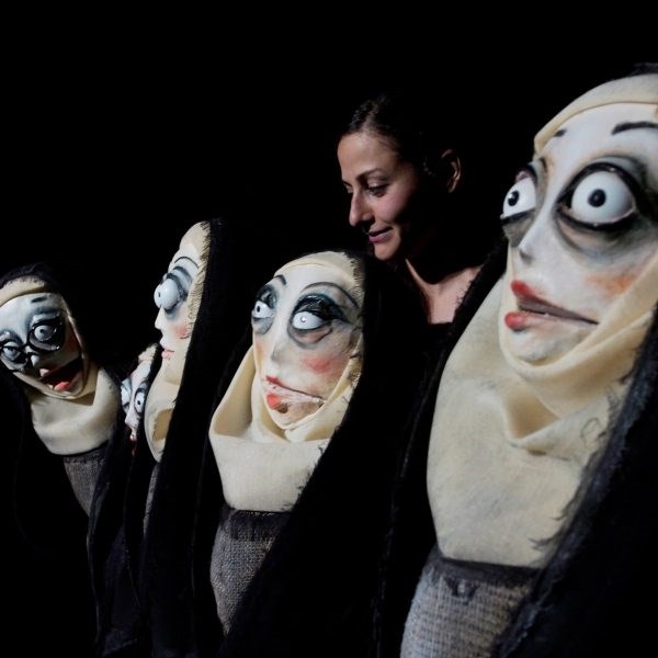 Marta Cuscunà in LA SEMPLICITA’ INGANNATA | Satira per attrici e pupazze sul lusso d’esser donne