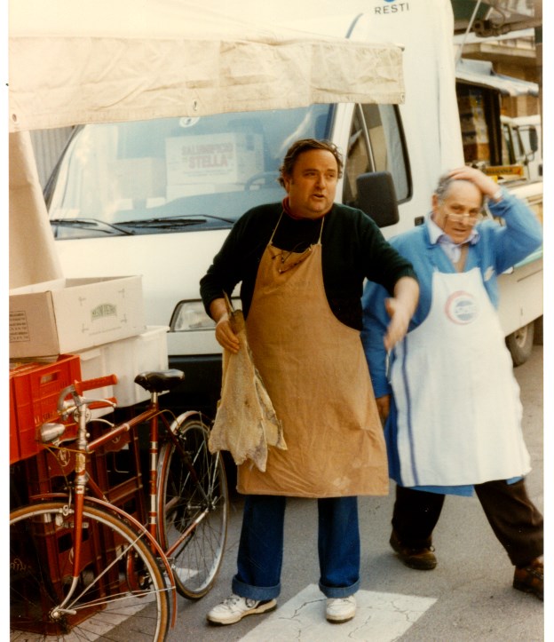 Francesco Barletti a destra con il fratello Franco ad un mercato settimanale
