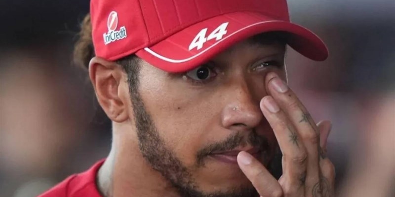 Lewis Hamilton ormai all'ultima spiaggia con la Ferrari (Foto Instagram - okmugello.it)