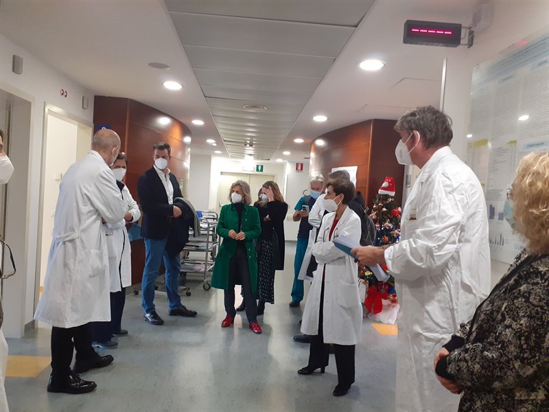 Il direttore di presidio Naldini con Valerio Mari (accanto il direttore sanitario Simona Dei) 