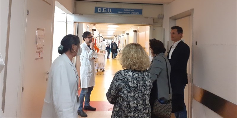 Il Direttore Mari con alcuni medici all'ingresso del Pronto Soccorso