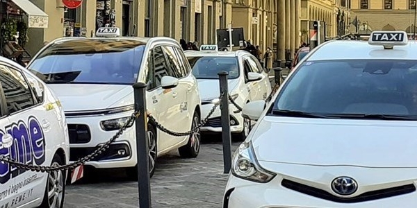 Taxi in coda in attesa di clienti