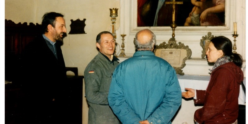 11 dicembre 1996. Interno della Badia di Vigesimo. Da sinistra don Alessandro Tucci, Prof. Niccolò Niccolai, Vasco Tortelli di spalle e Laura Stiattesi. 
