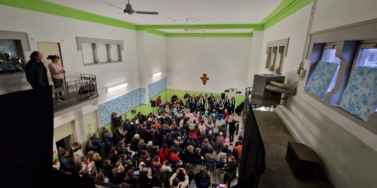 Tanta gente a Luco al concerto del coro Le Onde
