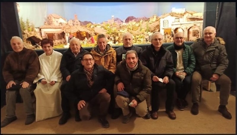 Il gruppo degli amici che da anni realizzano il presepe meccanico 
