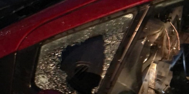 sorpreso uomo a frugare in auto 