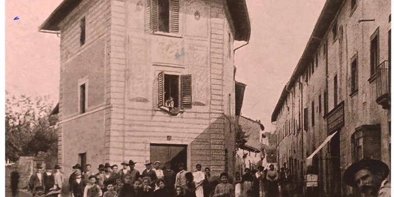 

Anno 1903 – Largo Lino Chini con l’antico edificio, già piccolo convento delle Suore di Santa Lucia. (Foto A.Ungania). 