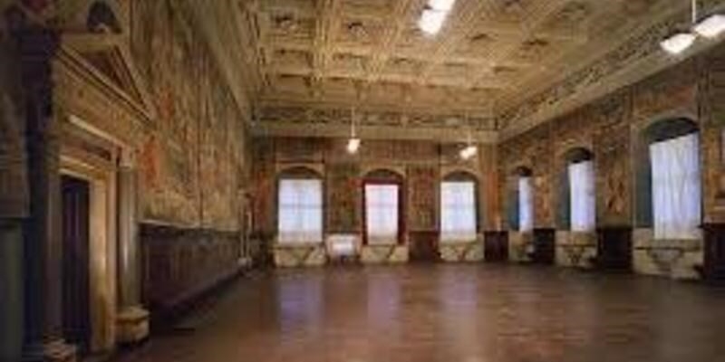 Nella foto: la Sala de' Dugento con tutti gli arazzi, come si presentava all'epoca di Cosimo I