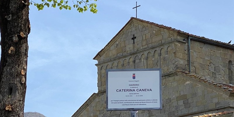 La targa a Caterina Caneva a Reggello davanti alla Pieve di Cascia