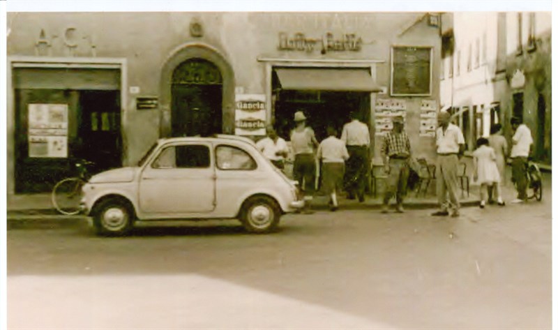 A sinistra una vecchia foto dove si intravede la sede dell’Aci di Borgo San Lorenzo.