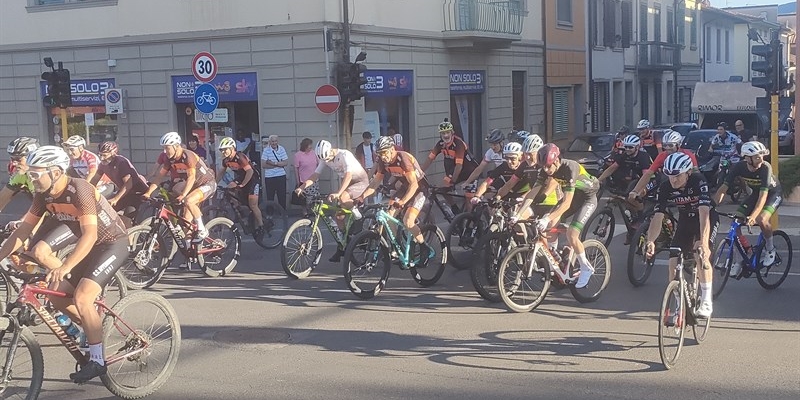 La partenza al quadrivio di via Giotto Ulivi e il viale IV Novembre. 