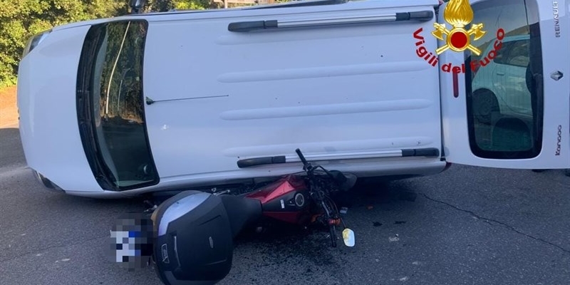 la moto sotto al furgone