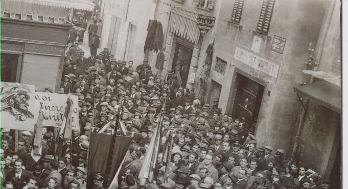 Foto anni 30 sullo sfondo il negozio Manfriani