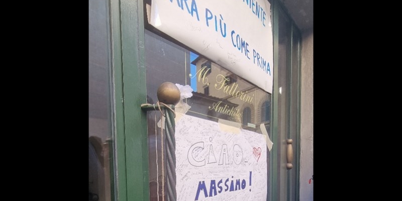 Il cordoglio di amici e familiari di Massimo Fattorini sulla vetrina del suo negozio