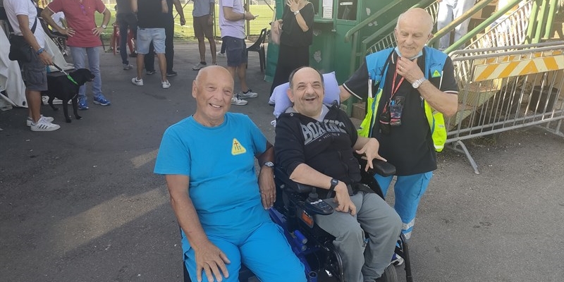 I volontari  della Misericordia Romano Poli a sinistra (uno degli organizzatori della Giornata del Disabile) e Giancarlo Penni a destra, hanno portato al campo sportivo Andrea Chiuselli