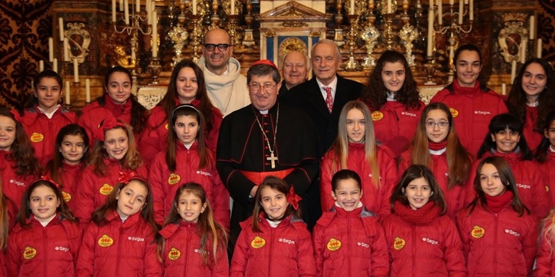 Card Betori con i bambini del coro