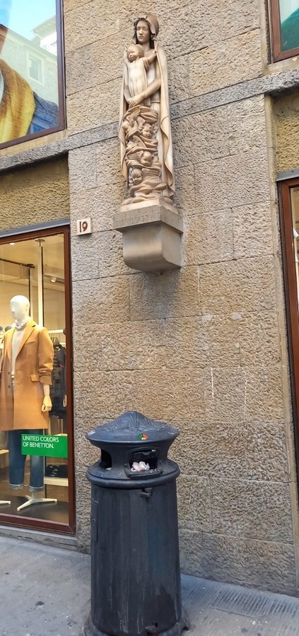 il posizionamento sotto il tabernacolo