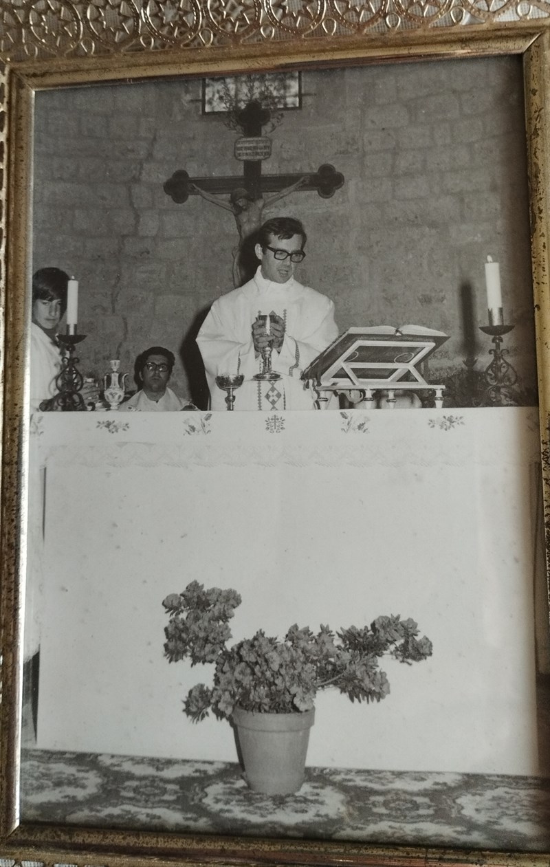 Il giovane don Giancarlo Corti mentre celebra la sua prima Messa.